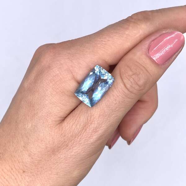 Piedra preciosa Aguamarina talla rectangular color azul