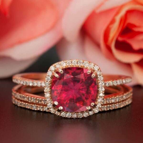 Anillo oro rosa con diamantes y rubi